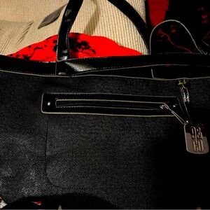 Nine&Vo shoulder bag handbag! Large nice condition. Good quality. Black. 2 strap